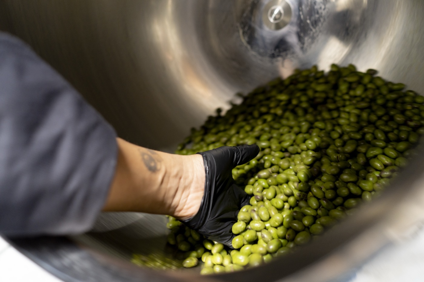 Préparation des chocolats à l'atelier Astral