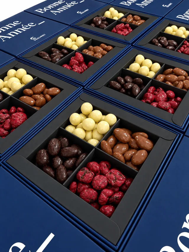 Carré Astral à quatre cases de fruits secs et de fruits enrobés de chocolat
